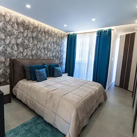 Moonlit Terrace Escape Han *