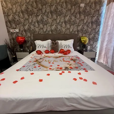 Moonlit Terrace Escape *