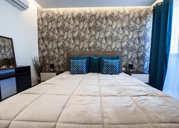 Moonlit Terrace Escape * 圣保罗湾城